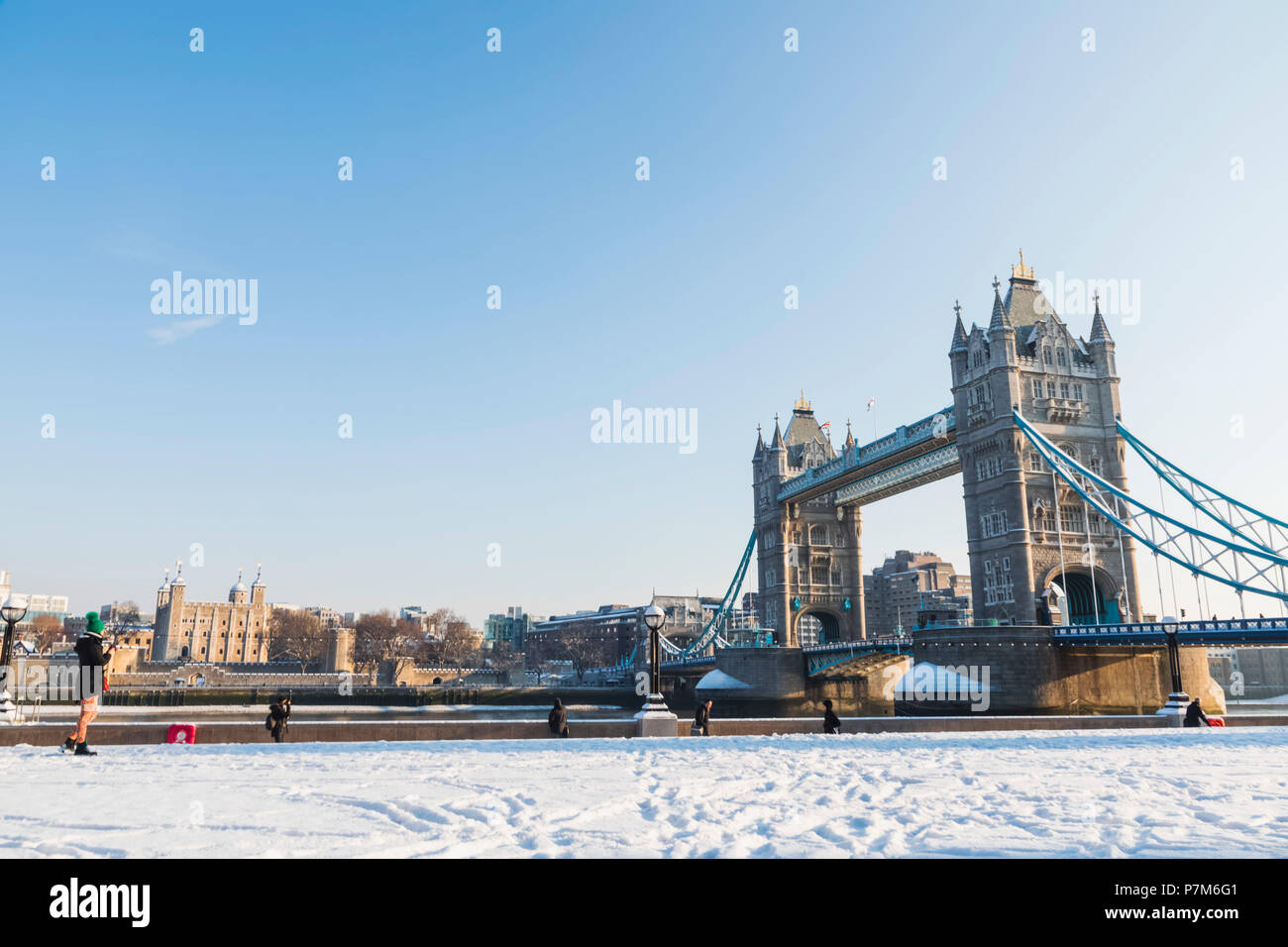 Inglaterra, Londres, Southwark, Tower Bridge y campo de alfareros en la nieve. Foto de stock