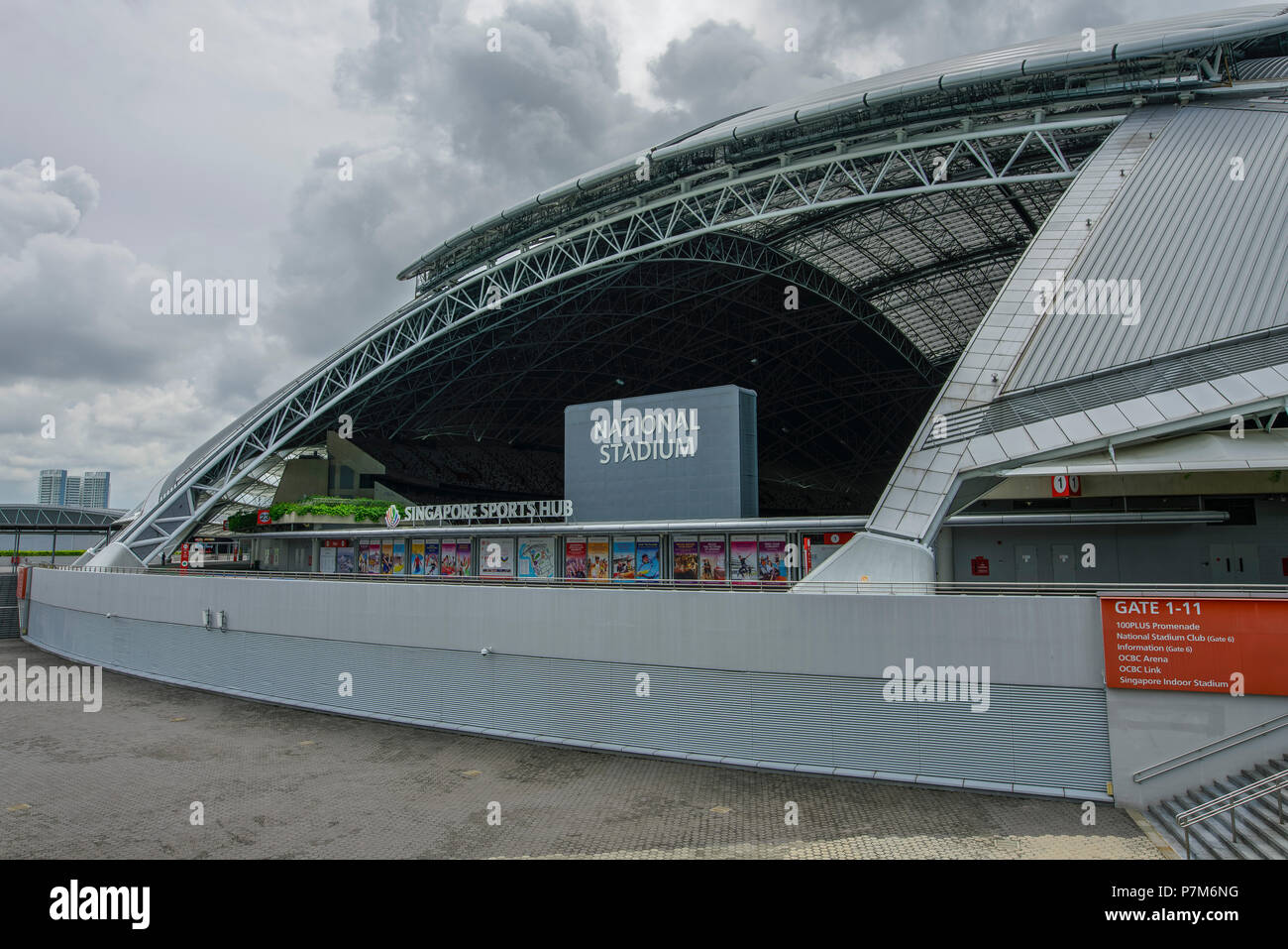 Singapur - Julio 3, 2018: El Estadio Nacional en el exterior. Ver con el techo cerrado. El Estadio Nacional es un estadio multiuso ubicado en Kallang, Singa Foto de stock