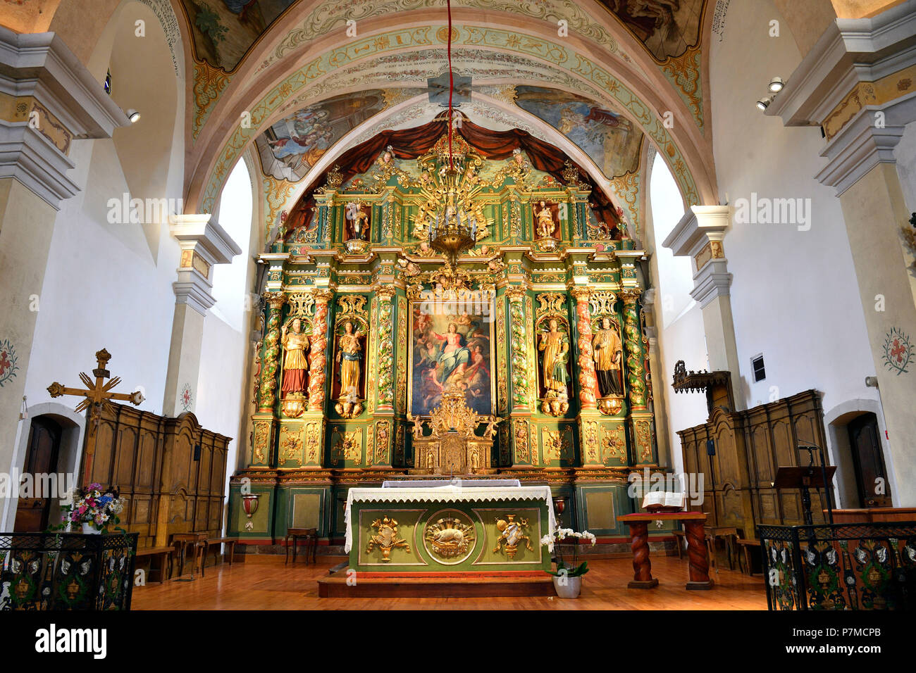 Francia, Haute Savoie, cordón, Les sentiers du Baroque, iglesia de Nuestra Señora de la Asunción, retablo barroco Foto de stock