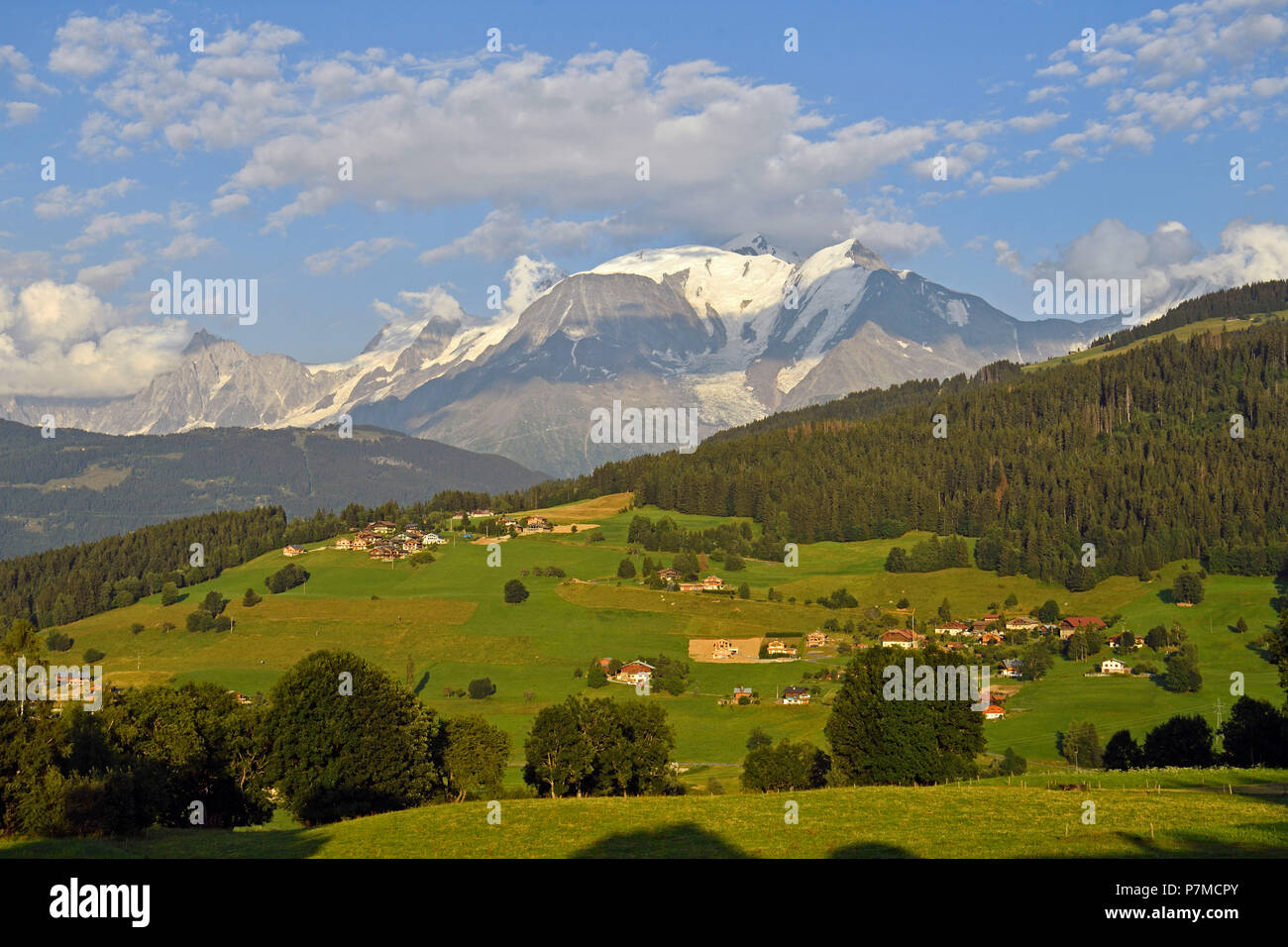 Francia, Haute Savoie, Combloux y pico del Mont Blanc (4810m) Foto de stock