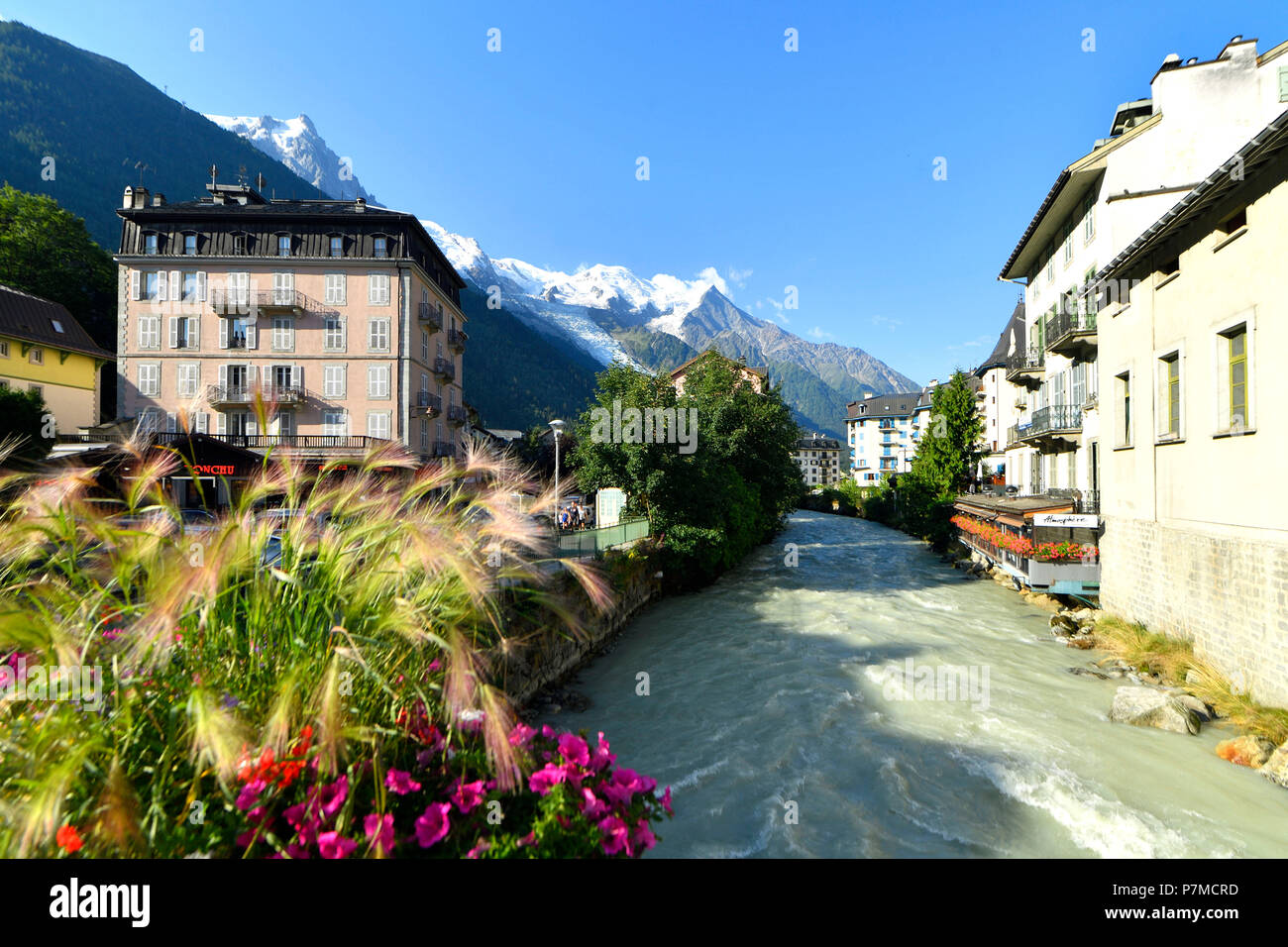 Francia, Alta Saboya, Chamonix ciudad atravesada por el río Arve y el Mont Blanc (4810m) Foto de stock