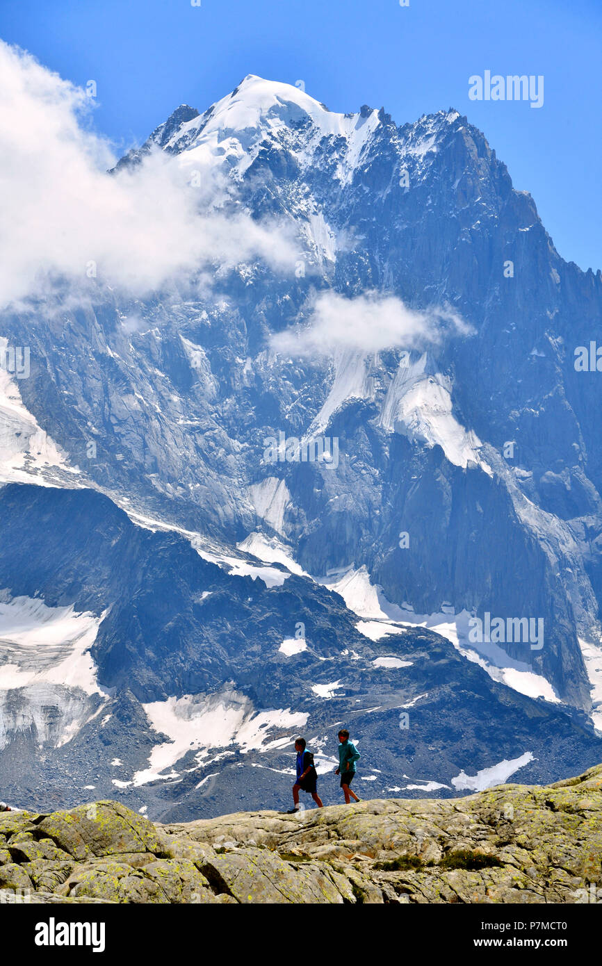 Francia, Alta Saboya, Chamonix Mont Blanc, caminata hacia el Lac Blanc (lago blanco) (2352m) en la reserva naturelle nationale des Aiguilles Rouges (Aiguilles Rouges Reserva Natural Nacional), rango de Mont Blanc Foto de stock