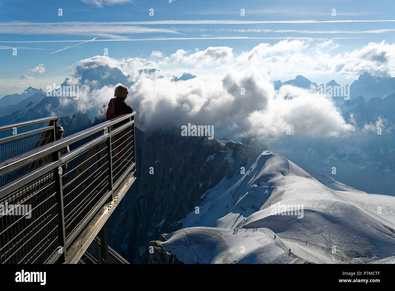 Francia, Alta Saboya, Chamonix Mont Blanc, terraza de la Aiguille du Midi (3848m), rango de Mont Blanc Foto de stock