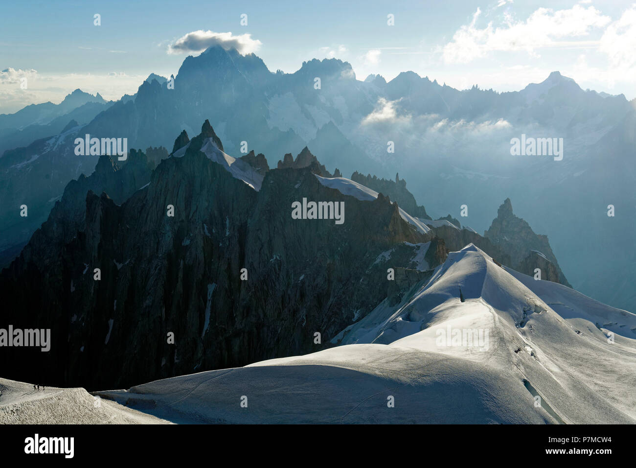 Francia, Alta Saboya, Chamonix Mont Blanc, alpinistas en la cresta de la Aiguille du Midi (3848m), cordillera de Mont-Blanc, descenso de la Vallée Blanche Foto de stock