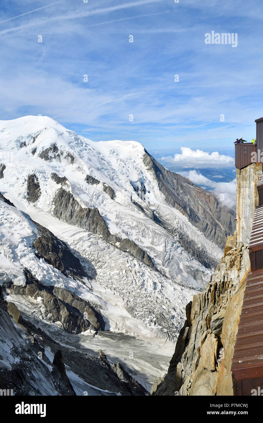 Francia, Alta Saboya, Chamonix Mont Blanc, terraza de la Aiguille du Midi (3848m) y vistas del Mont Blanc (4810m) Foto de stock