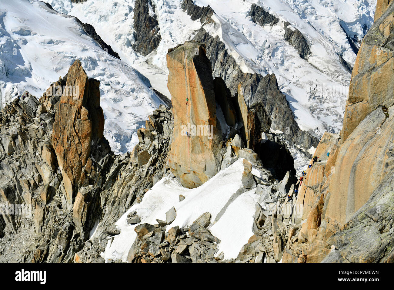 Francia, Alta Saboya, Chamonix Mont Blanc, alpinistas en la cresta de la Aiguille du Midi (3848m), cordillera de Mont-Blanc Foto de stock