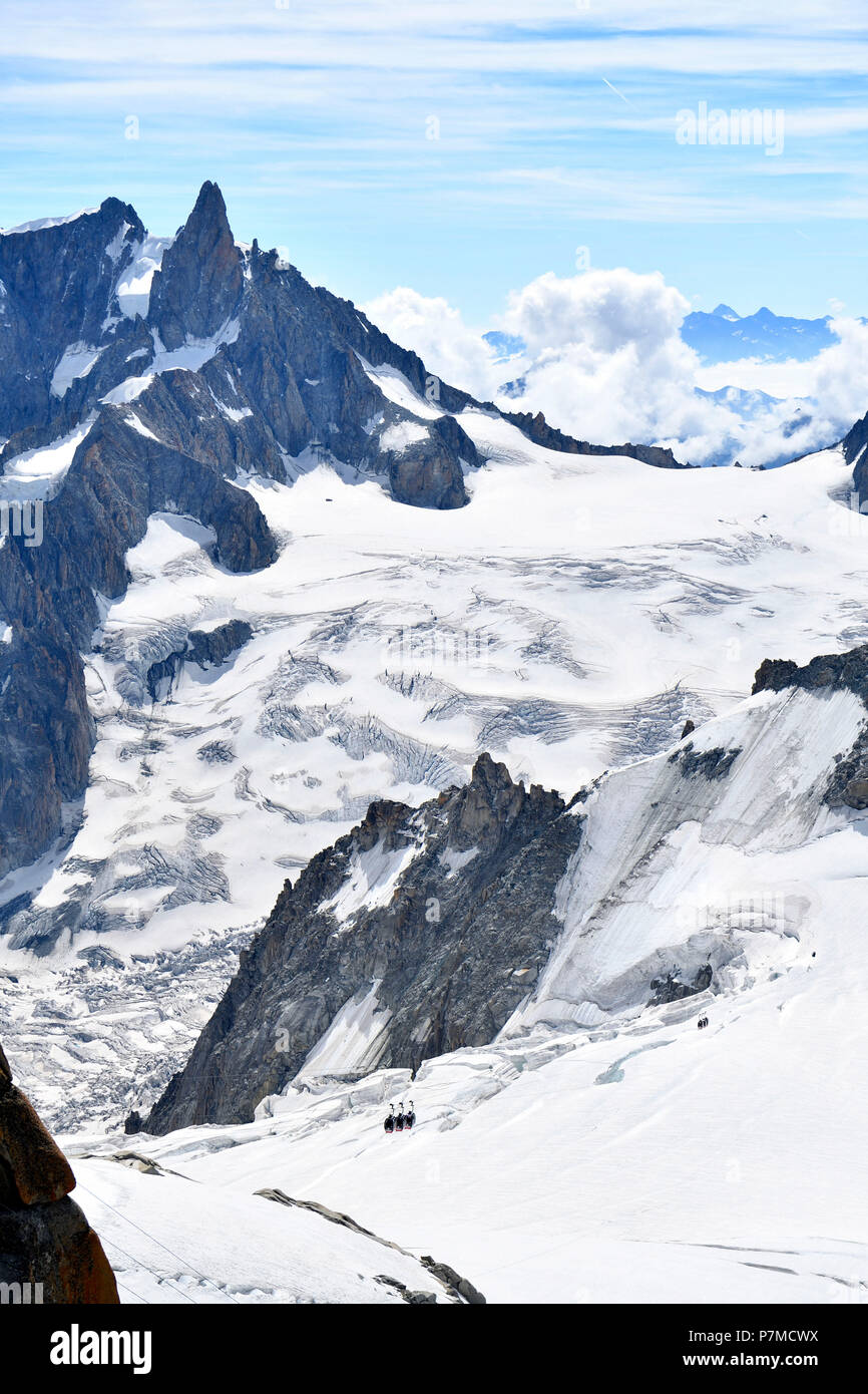 Francia, Alta Saboya, Chamonix Mont Blanc, Valle Blanche, la Aiguille du Midi (3842 m), La Vallee Blanche Aerial Tramway Foto de stock
