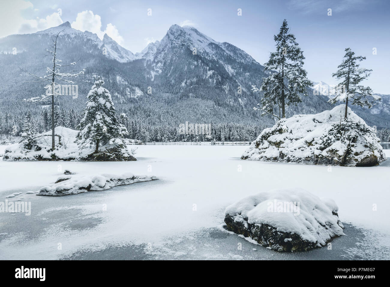 En invierno el lago Hintersee Hintersee con Hochkalter, montaña, Berchtesgaden, Baviera, Alemania Foto de stock