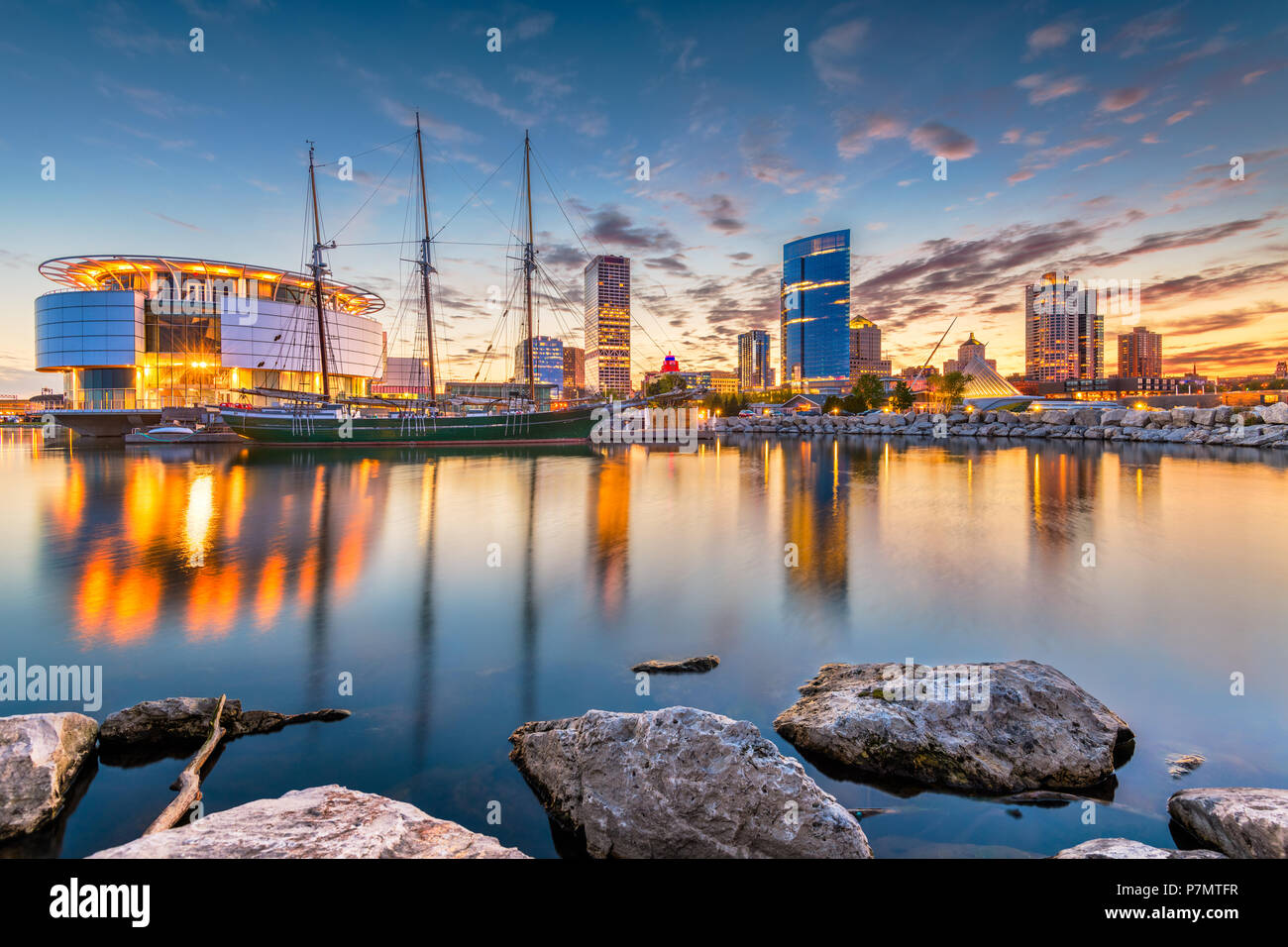 Milwaukee, Wisconsin, EE.UU. el centro de la ciudad en el Lago Michigan en penumbra. Foto de stock