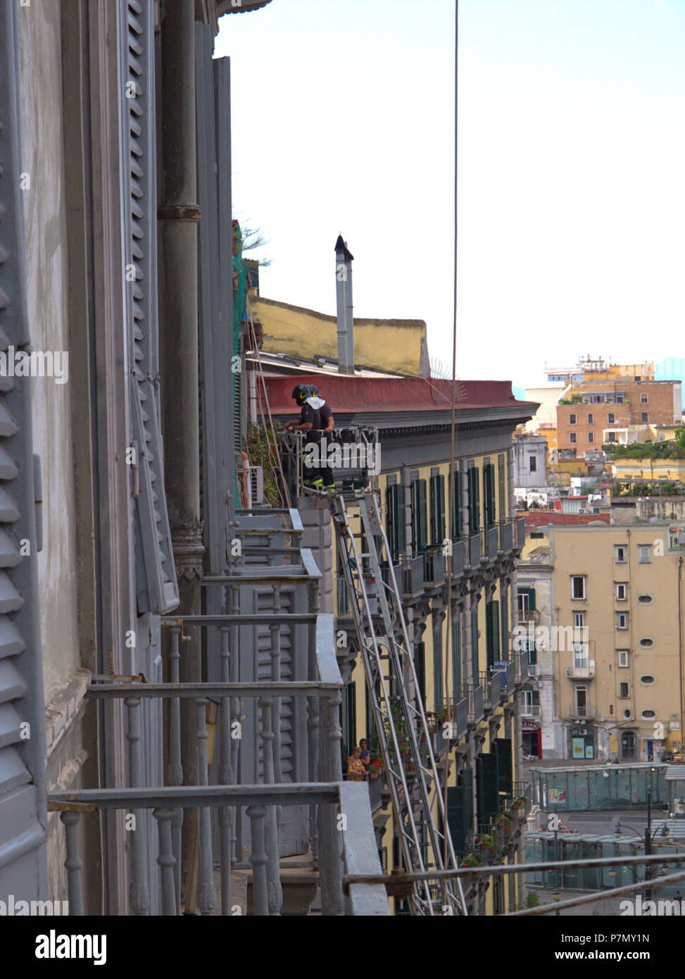 Firemans en acción en la via Pessina, centro histórico de Nápoles, Italia Foto de stock