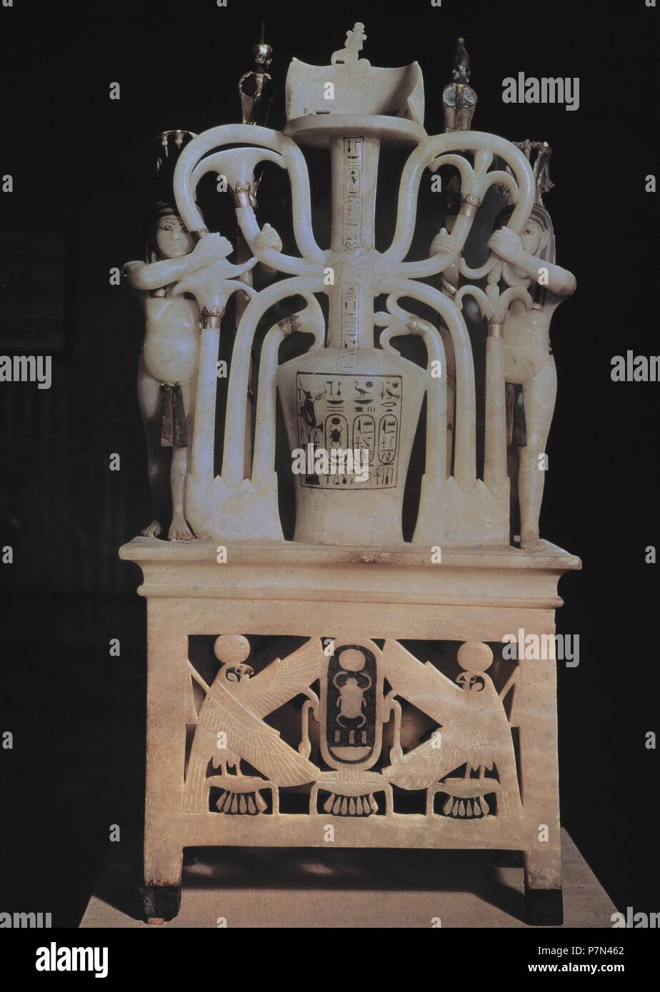 TESORO TUTANKAMON-VASO DE ALABASTRO CON ORO. Ubicación: EL MUSEO EGIPCIO,  KAIRO, Egipto Fotografía de stock - Alamy