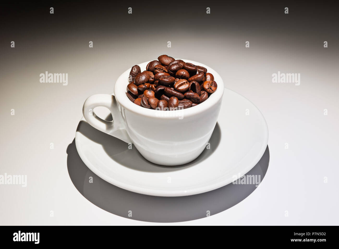 Taza llena de café tostado en grano Foto de stock