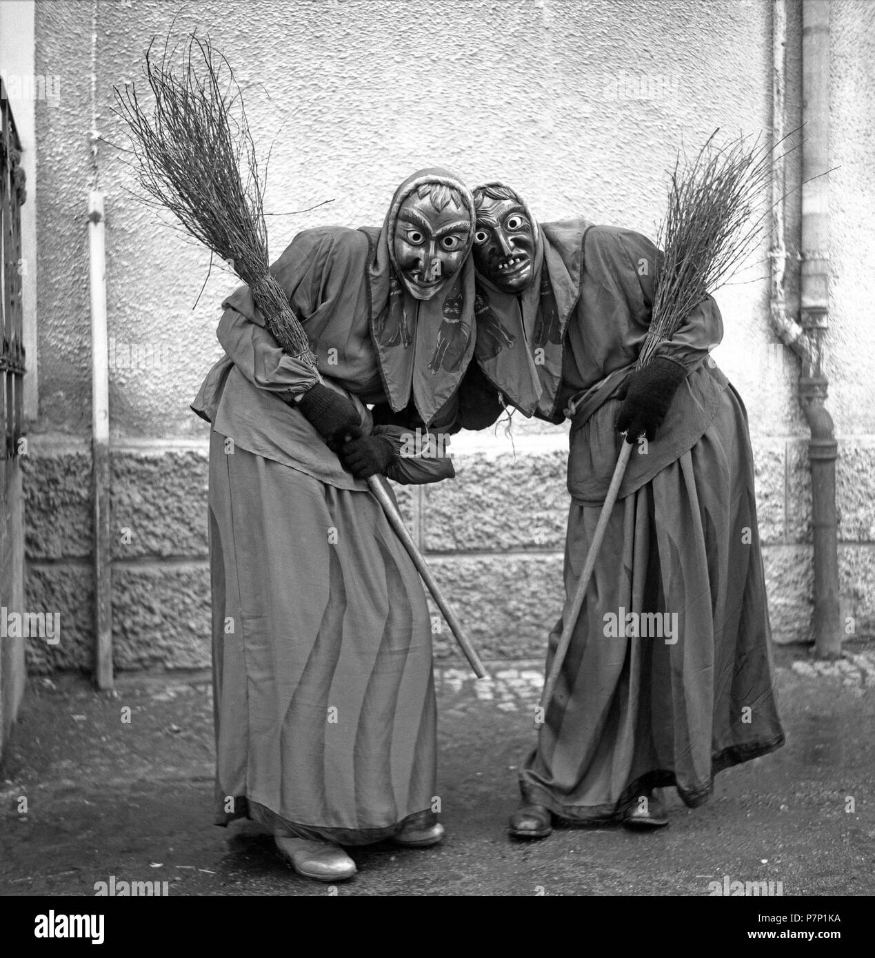 Brujas con escoba en mano, carnaval, alrededor de 1950, en Friburgo, Alemania Foto de stock