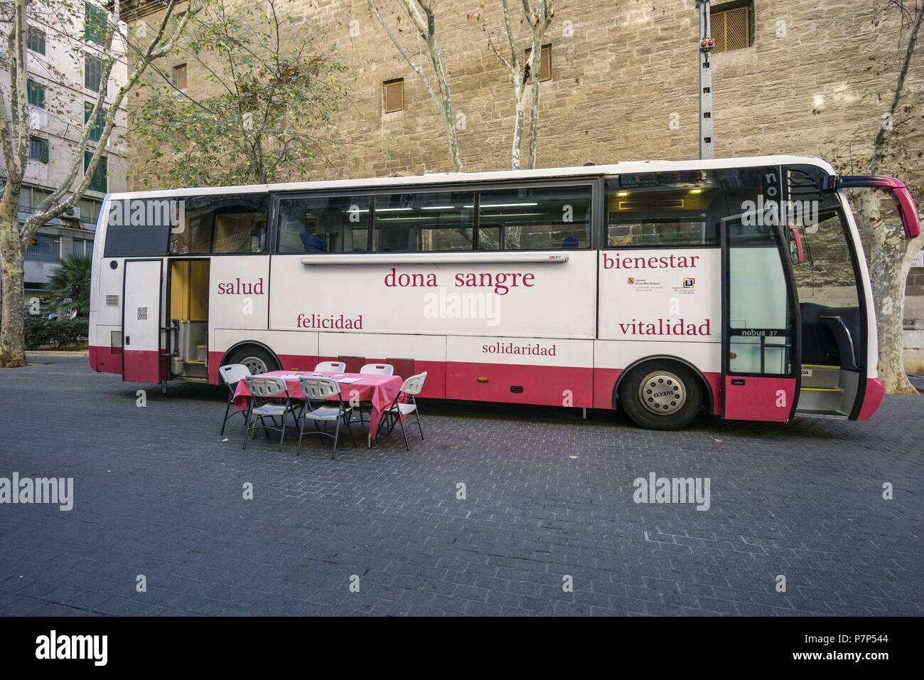 Autobus para campaña de donacion de sangre,de Palma de Mallorca, Mallorca, Islas Baleares, España. Foto de stock
