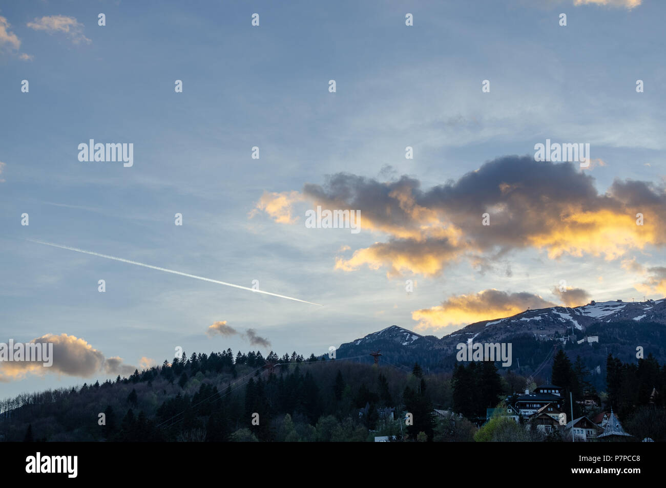 Espectacular cielo paisajístico al atardecer en Sinaia, Rumanía Foto de stock