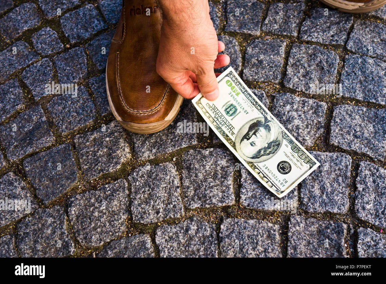 encontrar-un-billete-de-d-lar-en-la-calle-fotograf-a-de-stock-alamy