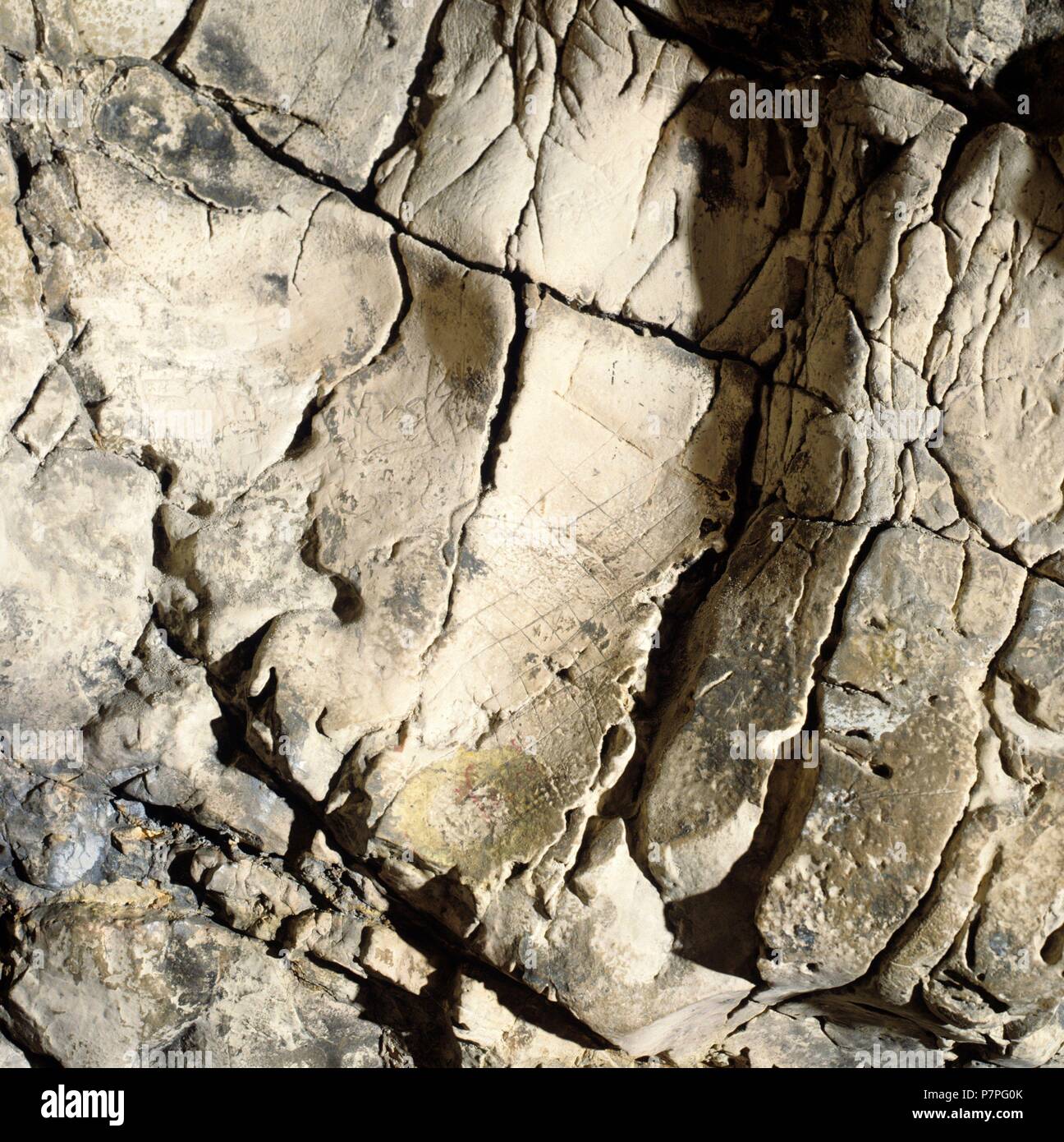 CUEVA DEL REGUERILLO. PUERTA DE ACCESO Y ENTRADA A LA GALERÍA SUPERIOR