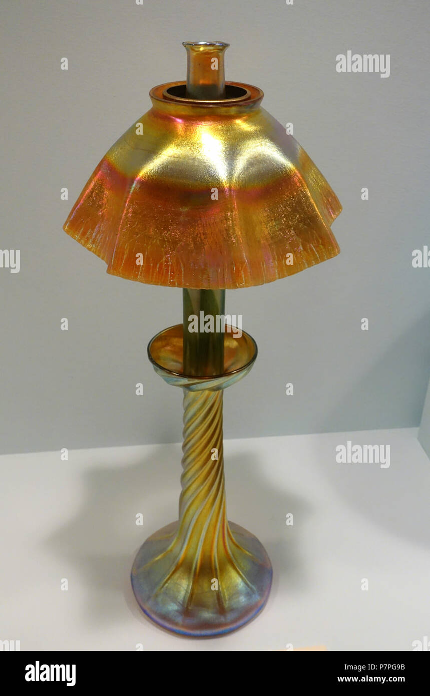 File:Louis comfort tiffany, lampada da tavolo pomb lily, 1900-10