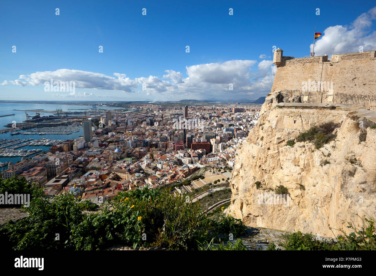 Vistas a la ciudad de Alicante desde los muros del castillo de Santa Bárbara Foto de stock