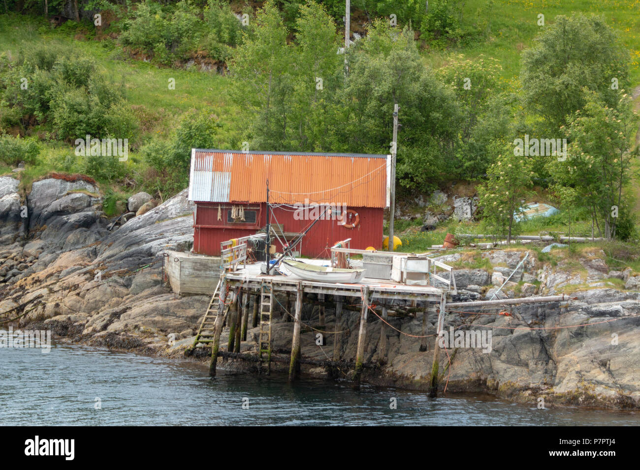 Casa Roja a lo largo de la costa norte de Noruega Foto de stock