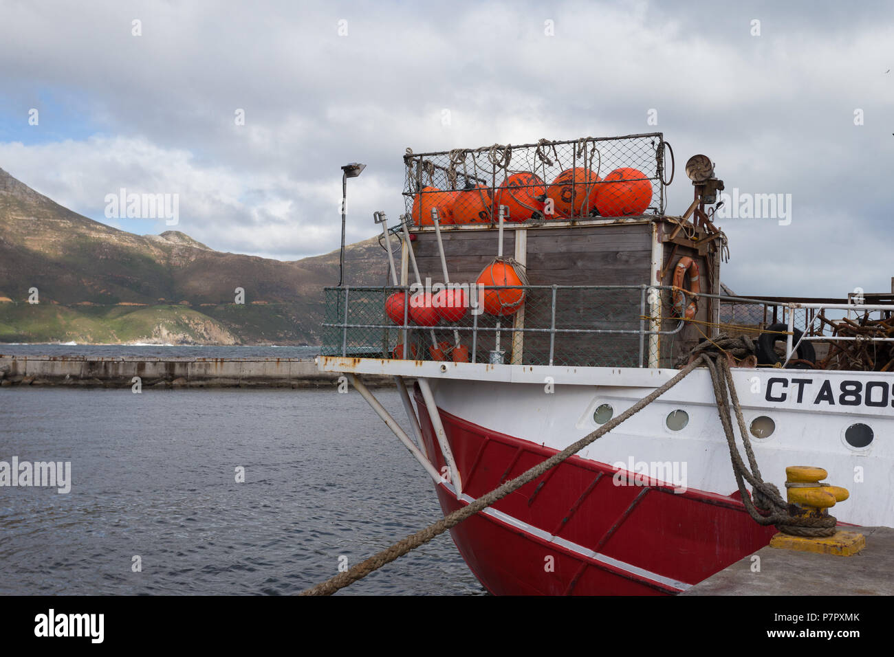boyas y cuerdas en un barco de pesca industrial amarrado en un puerto Foto de stock