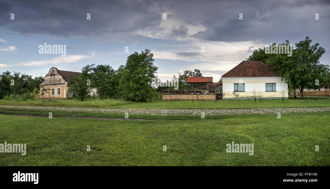 Vojvodina, Serbia - Casa situada junto a la carretera en las afueras de Belo Blato Village Foto de stock