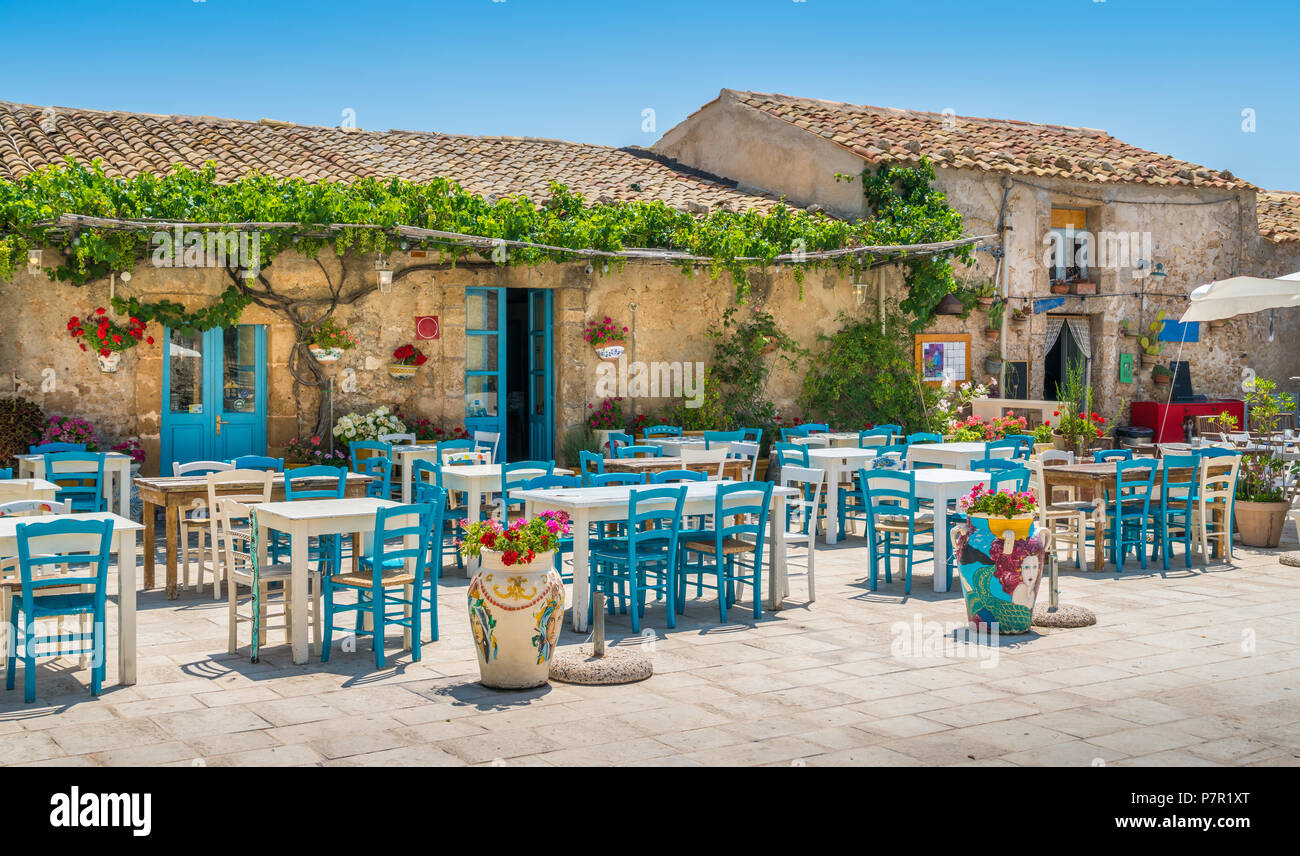 El pintoresco pueblo de Marzamemi, en la provincia de Siracusa, Sicilia. Foto de stock