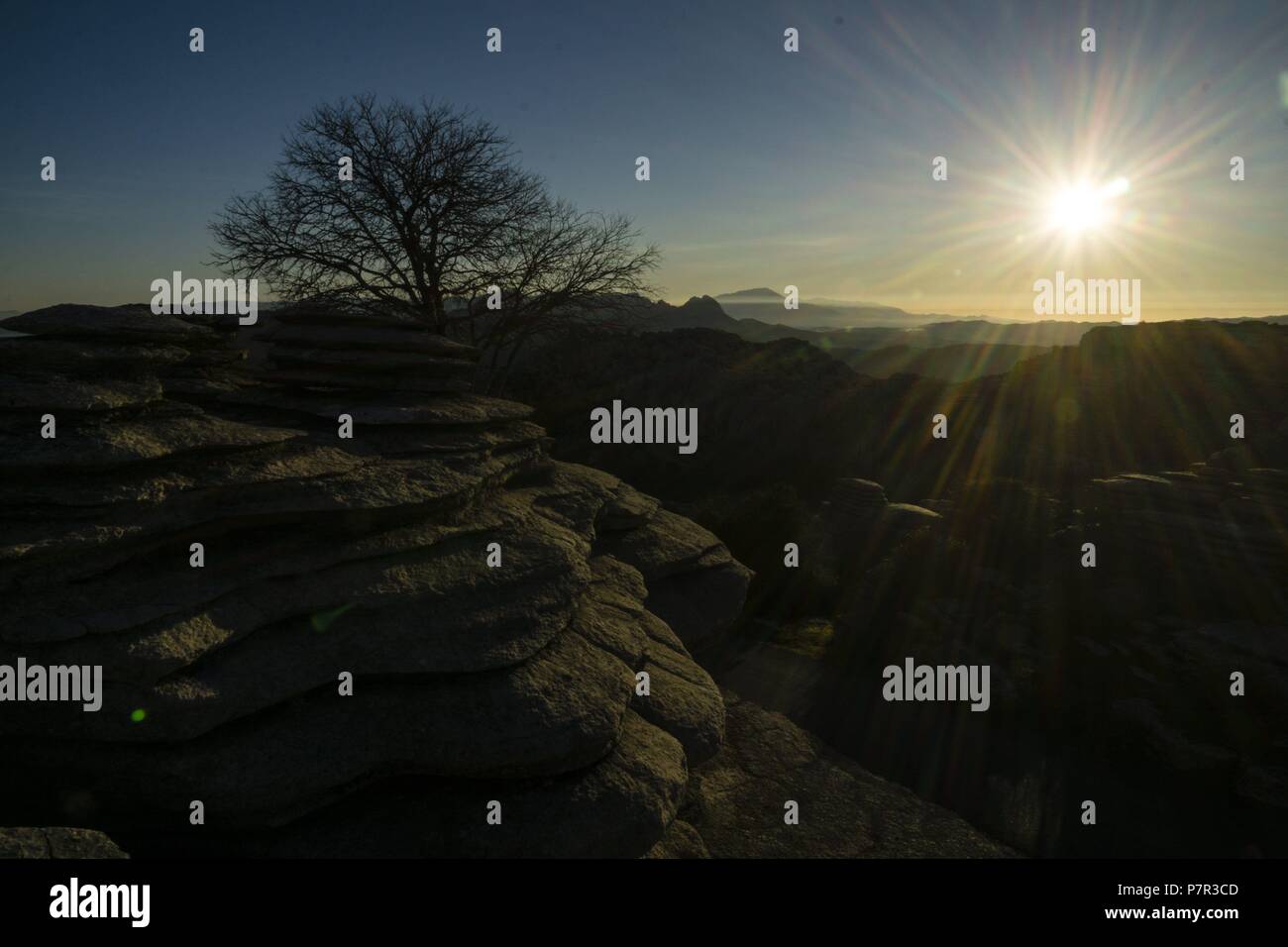 Amanecer, el Paraje Natural Torcal de Antequera, términos municipales de Antequera y Villanueva de la Concepción, provincia de Málaga, Andalucía, España. Foto de stock