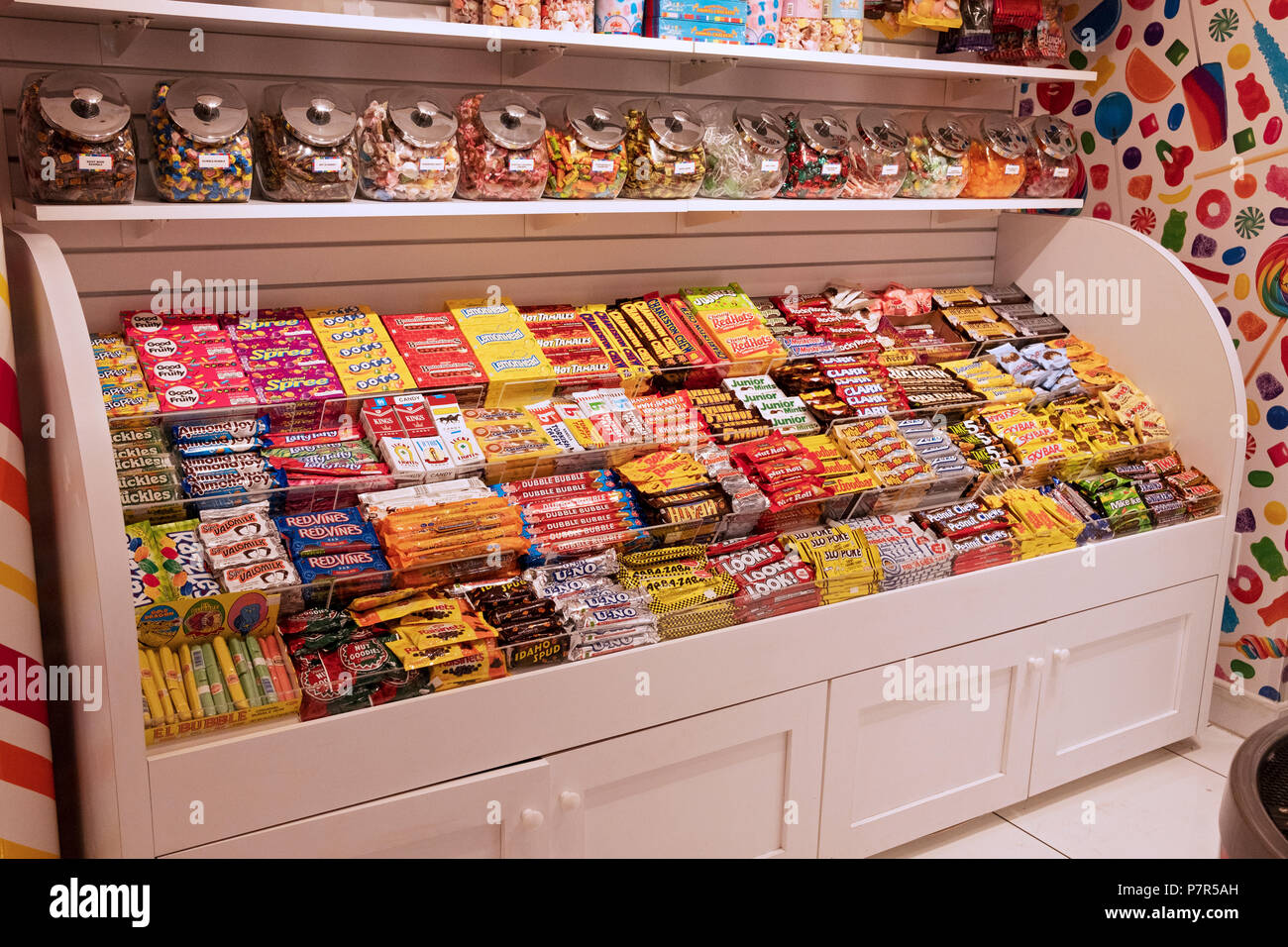 Una muestra de dulces para la venta en Dylan's Candy Bar en una terminal internacional en el aeropuerto JFK en Queens, Nueva York. Foto de stock