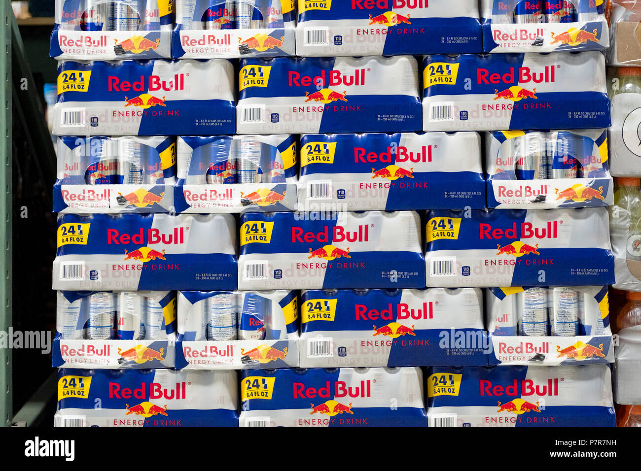 24 paquetes de bebida Red Bull Energy a la venta en el BJ's Wholesale Club en College Point, Queens, Nueva York. Foto de stock