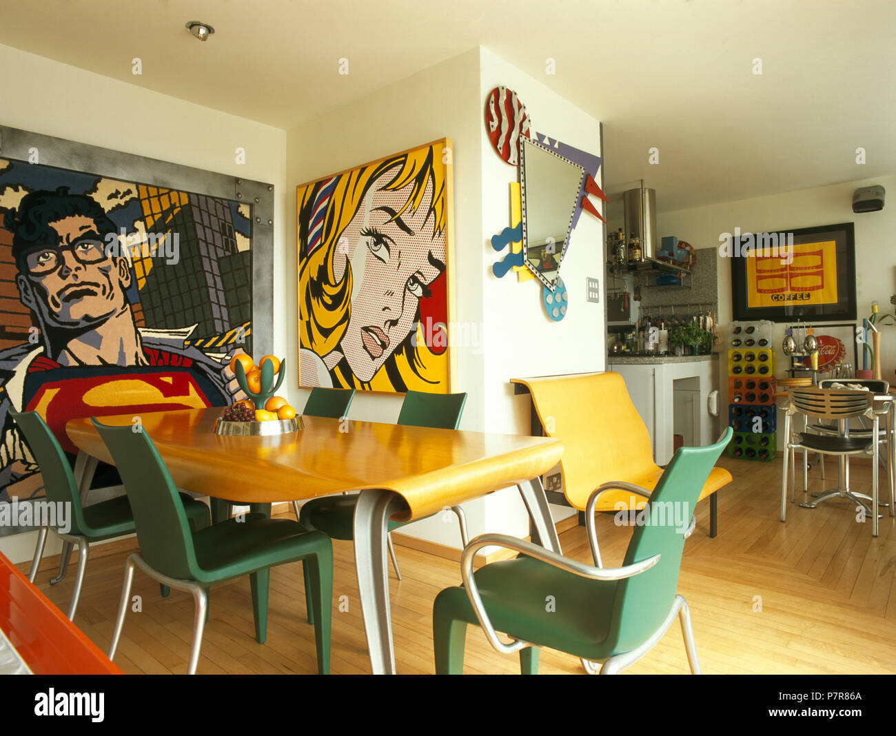 Pinturas de estilo de dibujos animados en 90 comedor con sillas de ... Pinturas de estilo de dibujos animados en 90 comedor con sillas de ...