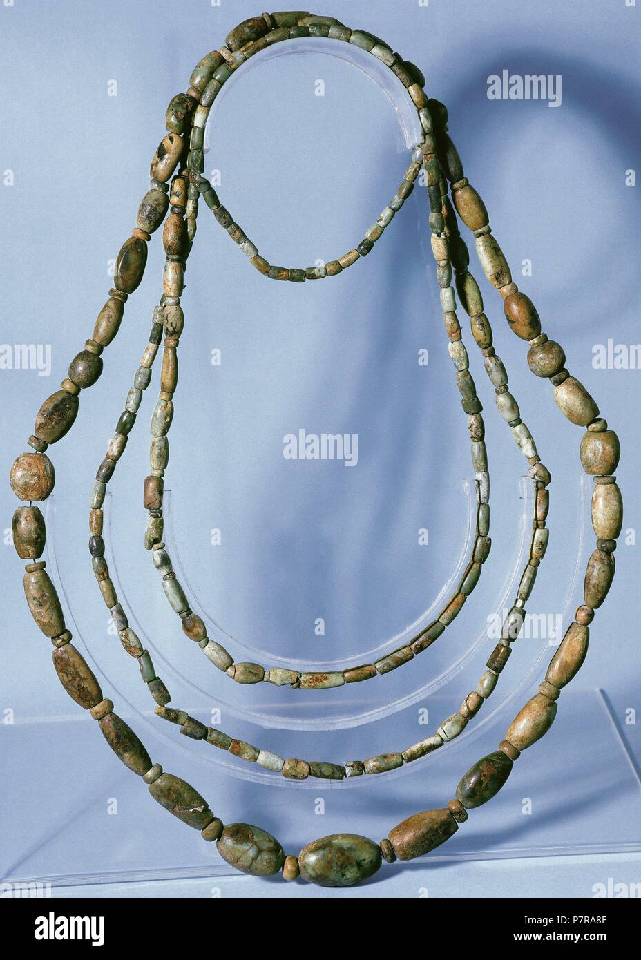 la prehistoria. Segunda fase Neolítico Catalán (c. 3000 AC). Variscite collar de perlas. Bovila Padro, Ripollet, Cataluña. Museo de Historia Sabadell. España Fotografía de stock - Alamy