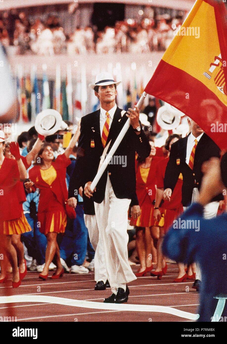 juegos-olimpicos-de-barcelona-1992-el-principe-felipe-de-borbon-el-abanderado-del-equipo-olimpico-espanol-desfilando-en-la-ceremonia-inaugural-de-los-juegos-el-25-de-julio-de-1992-en-el-estadio-olimpico-fundacio-barcelona-olimpica-barcelona-cataluna-p7rmbx.jpg