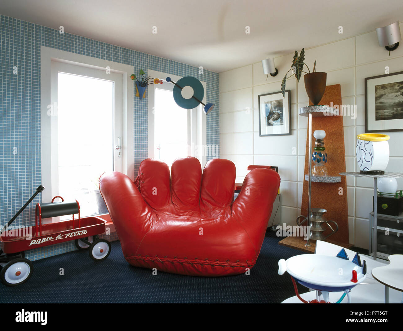 Sillón con forma de mano de cuero rojo en 90 salón Fotografía de stock -  Alamy
