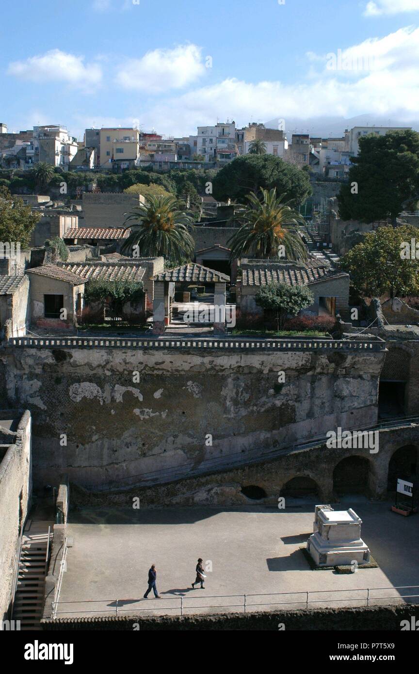 La CASA DE LOS CIERVOS situada frente al área sagrada - Siglo I. Ubicación: CIUDAD ROMANA, Italia. Foto de stock