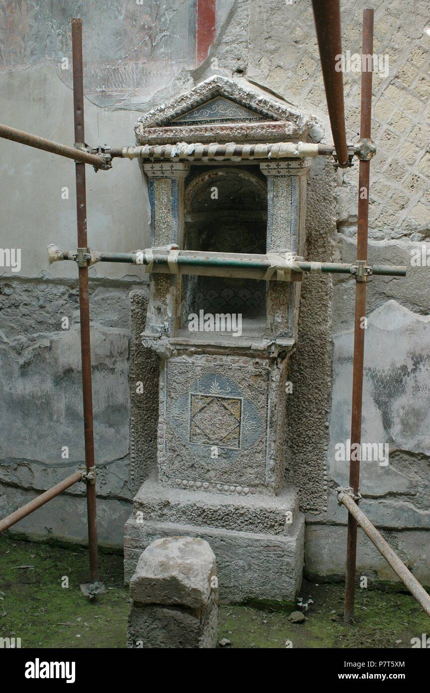 LARARIO DE LA CASA DEL ESQUELETO - Siglo I. Ubicación: CIUDAD ROMANA, Italia. Foto de stock