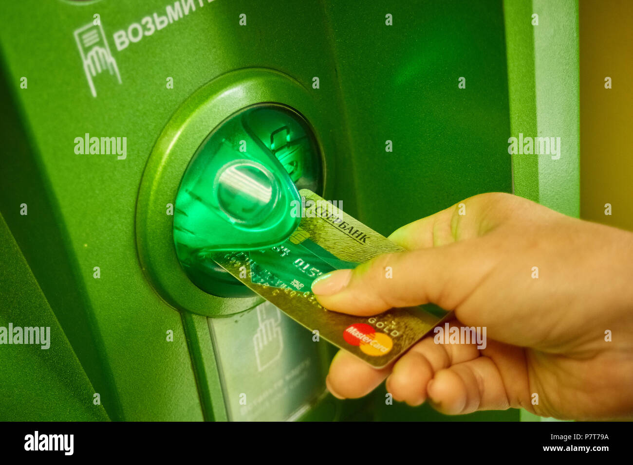 Syzran, Rusia - Junio 20 , 2018: finanzas, dinero, el banco y la gente concepto - cerca de la mano teniendo el recibo del cajero automático del Sberbank Foto de stock
