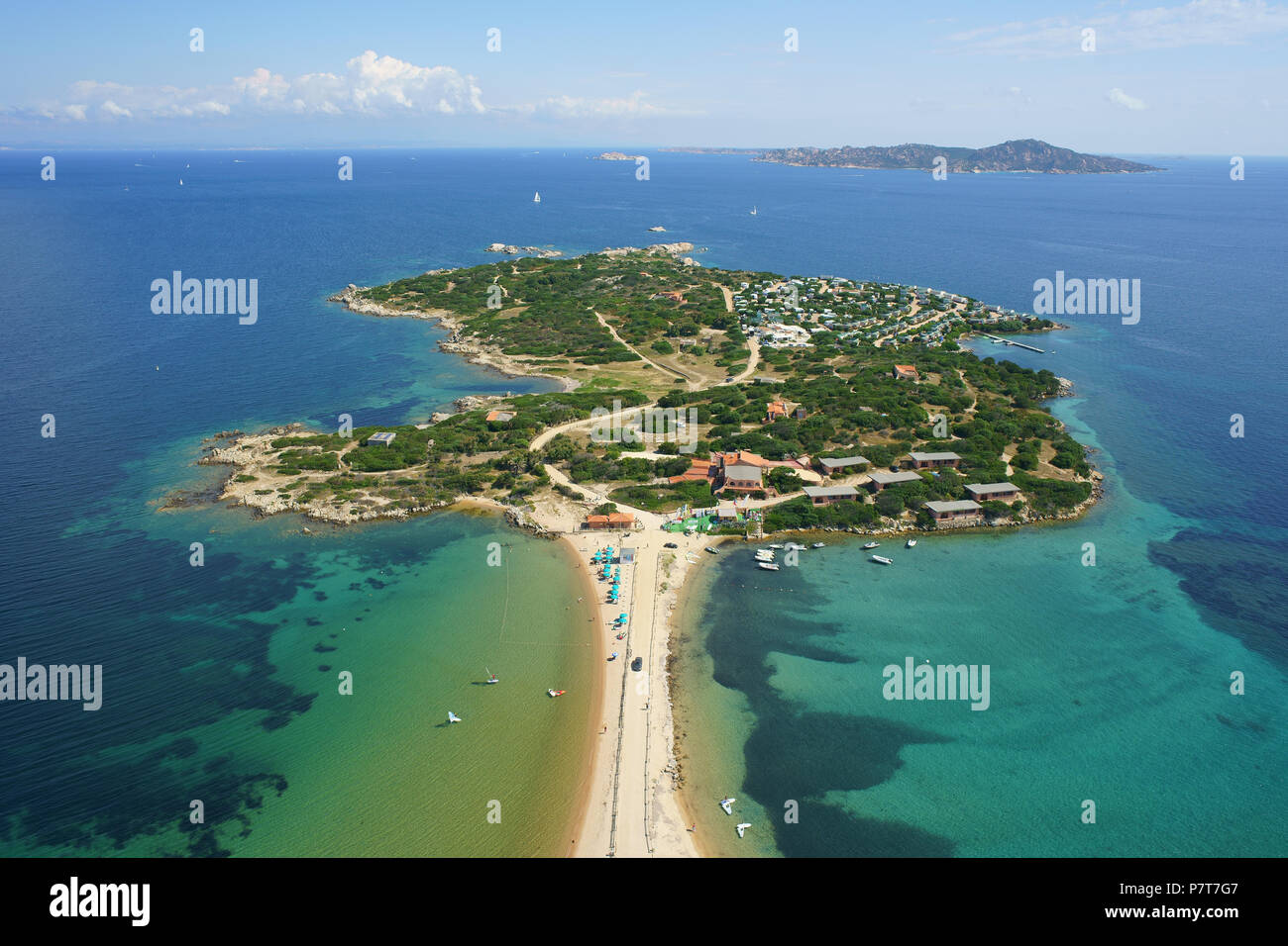 Pequeña isla con arena de un estrecho istmo que une al continente (vista aérea). Isola dei Pequeña isla con arena de un estrecho istmo que une al continente (vista aérea). Isola dei