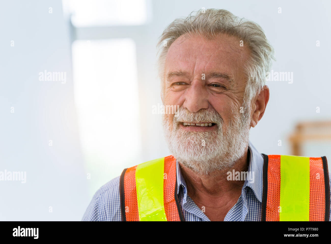 Ingeniero Senior trabajador feliz sonrisa amable felicidad concepto de trabajo. Foto de stock