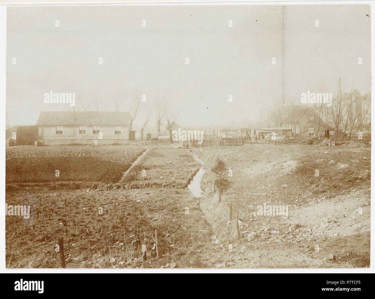 Nederlands: Beschrijving (Roelof Hartplein Gezien en westelijke richting). Achtergrond, rechts: Ruysdaelstraat. Documenttype foto Vervaardiger Leenheer G., Cornelis (1869-1942), Martelhoff Leenheer Collectie Collectie, Jansen Geografische naam Ruysdaelstraat Roelof Hartplein Inventarissen Http://archief.amsterdam/archief/10118 Afbeeldingsbestand 010118000039 . antes de 1948 97 Cornelis Gerardus Leenheer, Afb 010118000039 Foto de stock