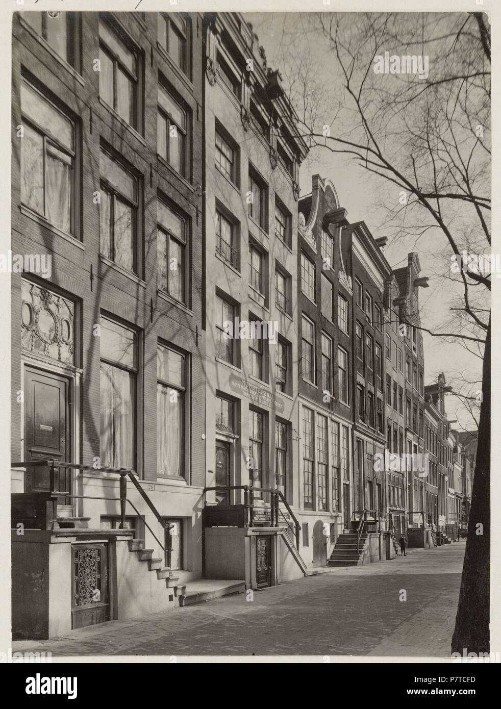 Nederlands: Beschrijving Herengracht 291 t/m 311 (GED) (v.l.n.r.) Documenttype foto Vervaardiger Leenheer G., Cornelis (1869-1942), Martelhoff Leenheer Collectie Collectie, Jansen Geografische naam Herengracht Inventarissen Http://archief.amsterdam/archief/10118 Afbeeldingsbestand 010118000041 . antes de 1948 97 Cornelis Gerardus Leenheer, Afb 010118000041 Foto de stock