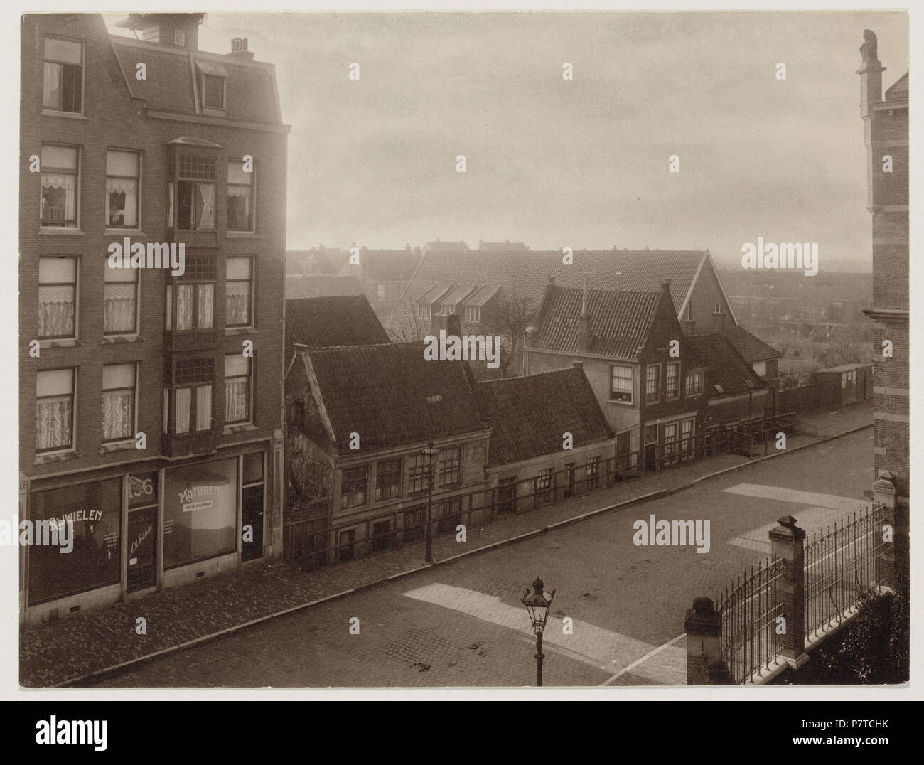 Nederlands: Beschrijving Tolstraat 196-186 Foto genomen vanuit het Gemeentearchief Amsterdam, Amsteldijk 67. Documenttype foto Vervaardiger Leenheer G., Cornelis (1869-1942), Martelhoff Leenheer Collectie Collectie, Jansen Geografische naam Tolstraat Inventarissen Http://archief.amsterdam/archief/10118 Afbeeldingsbestand 010118000113 . antes de 1948 97 Cornelis Gerardus Leenheer, Afb 010118000113 Foto de stock