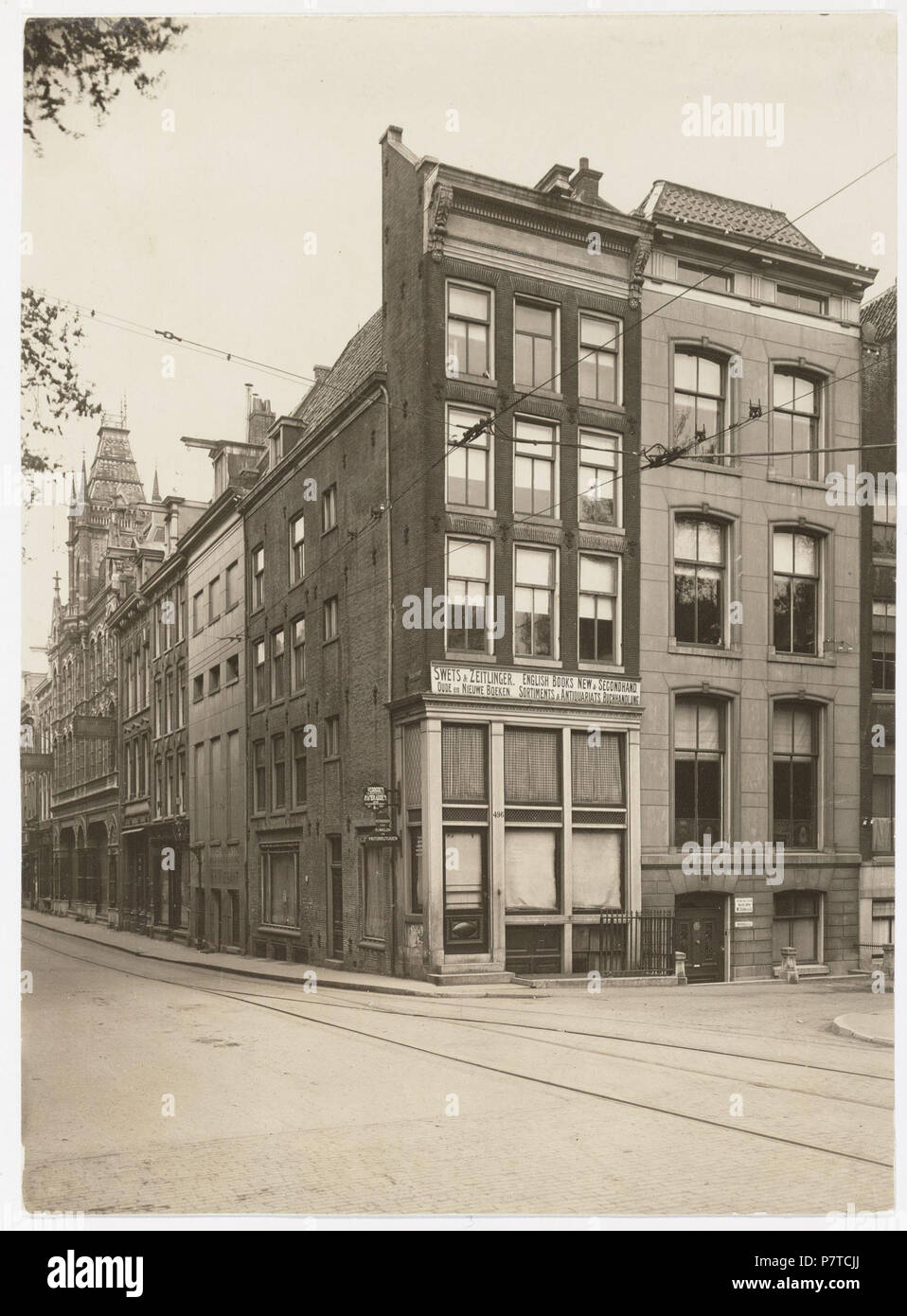 Nederlands: Beschrijving Herengracht 494, 496 enlaces de Vijzelstraat, gezien en zuidwestelijke richting. Documenttype foto Vervaardiger Leenheer G., Cornelis (1869-1942), Martelhoff Leenheer Collectie Collectie, Jansen Geografische naam Herengracht Vijzelstraat Inventarissen Http://archief.amsterdam/archief/10118 Afbeeldingsbestand 010118000154 . antes de 1948 98 Cornelis Gerardus Leenheer, Afb 010118000154 Foto de stock