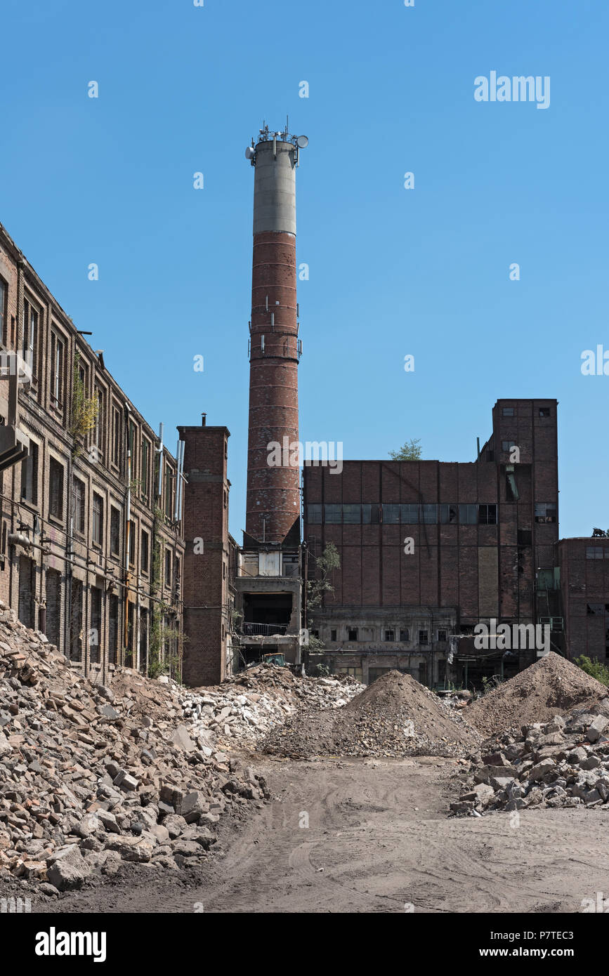 Remodelación y demolición parcial de una fábrica de papel Foto de stock