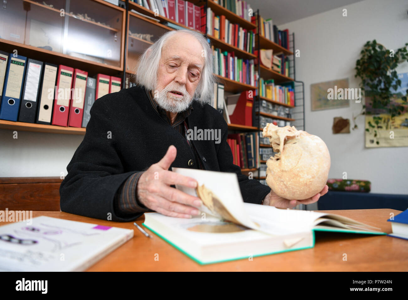 Alemania, Senden. El 25 de junio, 2018. Edad investigador Klaus Sames mantiene sus libros dentro de su oficina. Él es un investigador, la cryonics la preservación de baja temperatura de organismos, órganos y todo los seres vivos. Él quiere ser cryo-congelados después de su muerte. Crédito: Felix Kästle/dpa/Alamy Live News Foto de stock