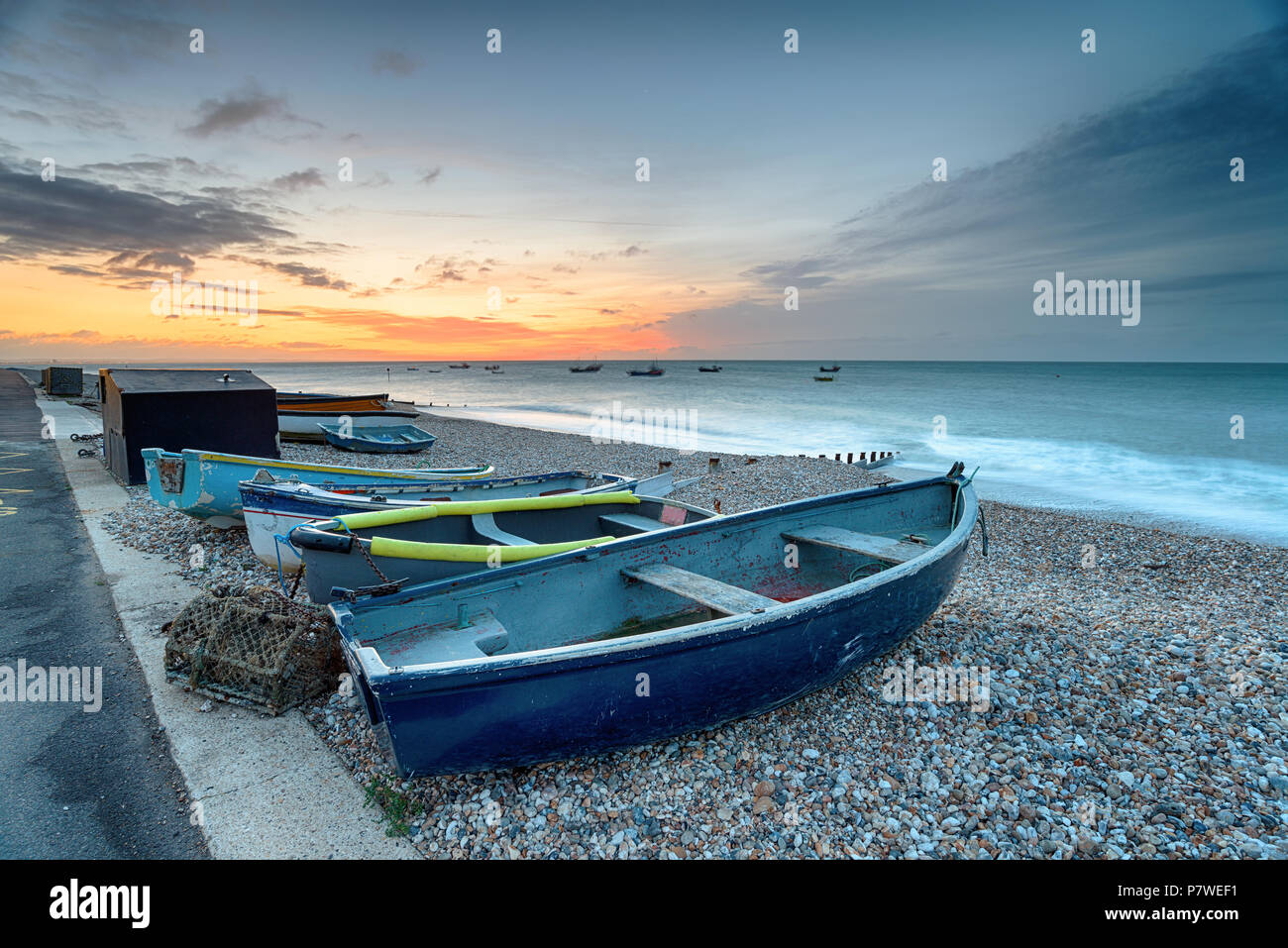 Amanecer sobre barcos en Selsey Bill en la costa de West Sussex Foto de stock