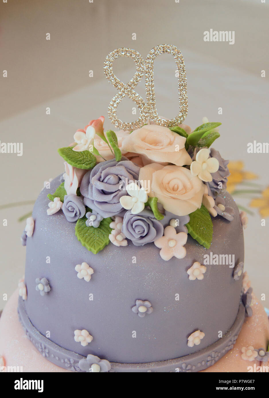 Mujer desayunando y celebra su 40 cumpleaños Fotografía de stock - Alamy