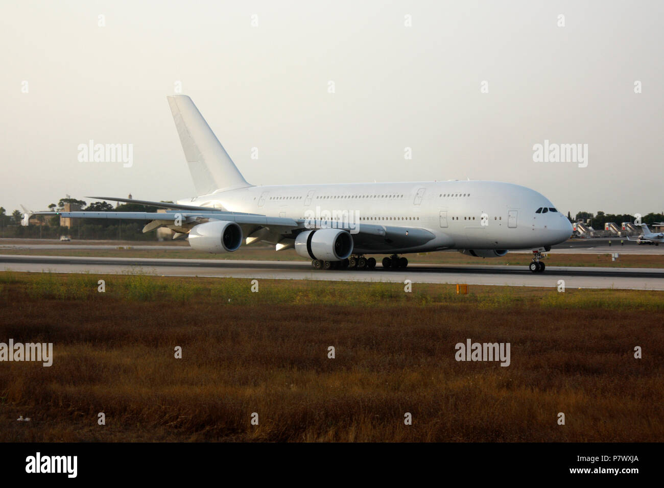 Viaje aéreo intercontinental. Avión de pasajeros de largo recorrido Airbus A380 a la llegada. No hay ningún gravamen, marcas o detalles de propiedad visibles. Aviación civil. Foto de stock