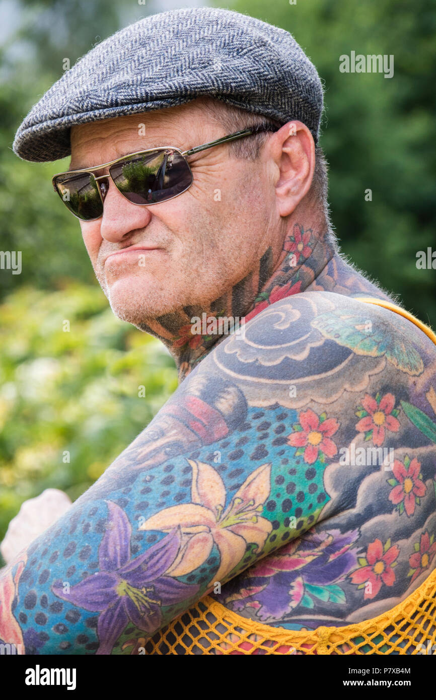 Un varón de mediana edad con patrón de flores japonesas tatuajes, Inglaterra, Reino Unido. Foto de stock