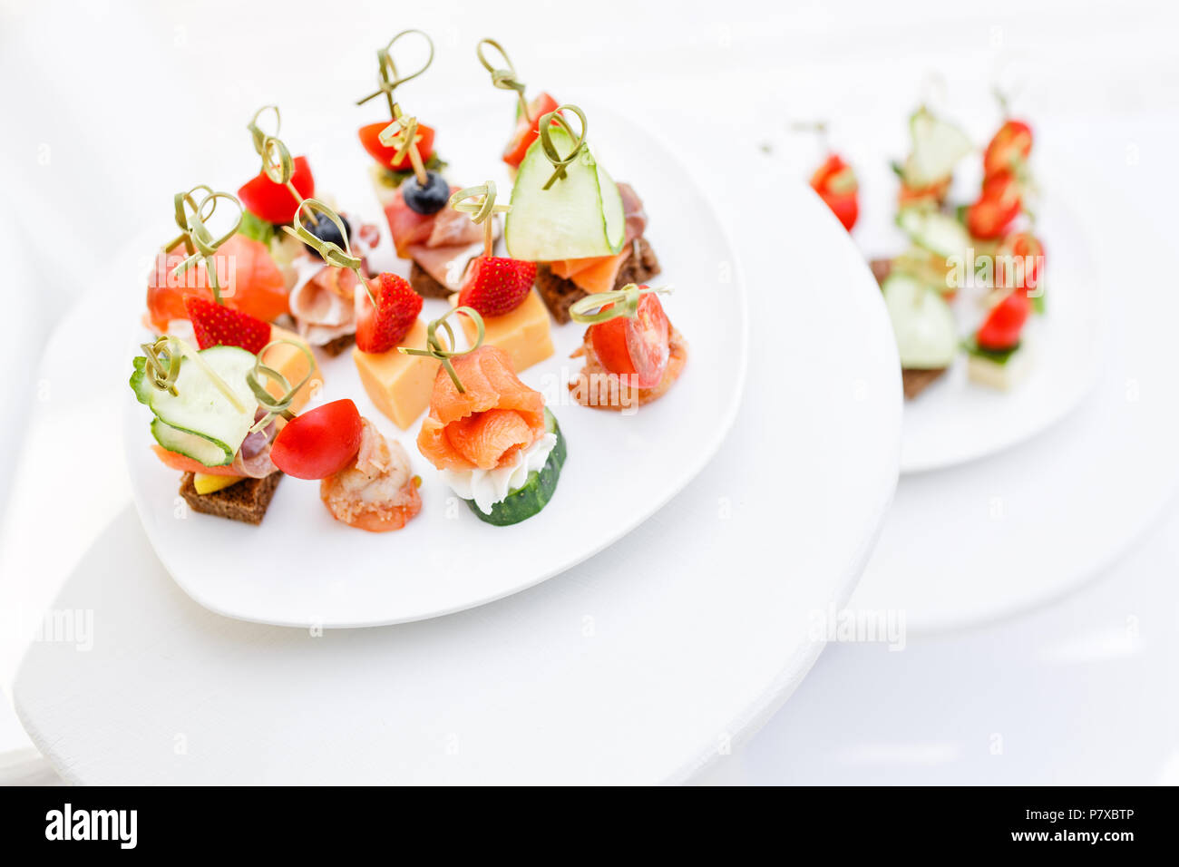 Surtido de canapés. Servicio de banquetes en el restaurante . Catering comida, aperitivos en la placa blanca. Foto de stock